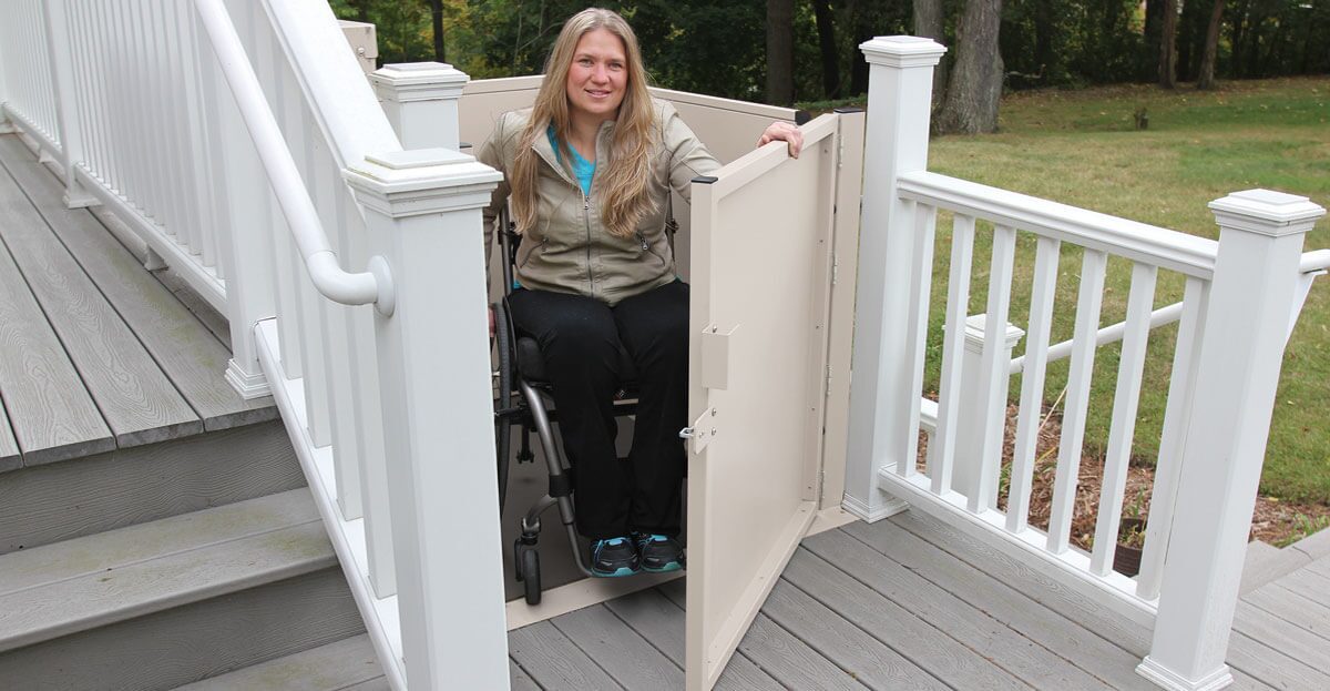 Vertical Wheelchair Platform Lift with Lady