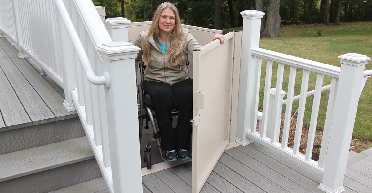 wheelcair-liftbanner Vertical Wheelchair Platform Lift with Lady